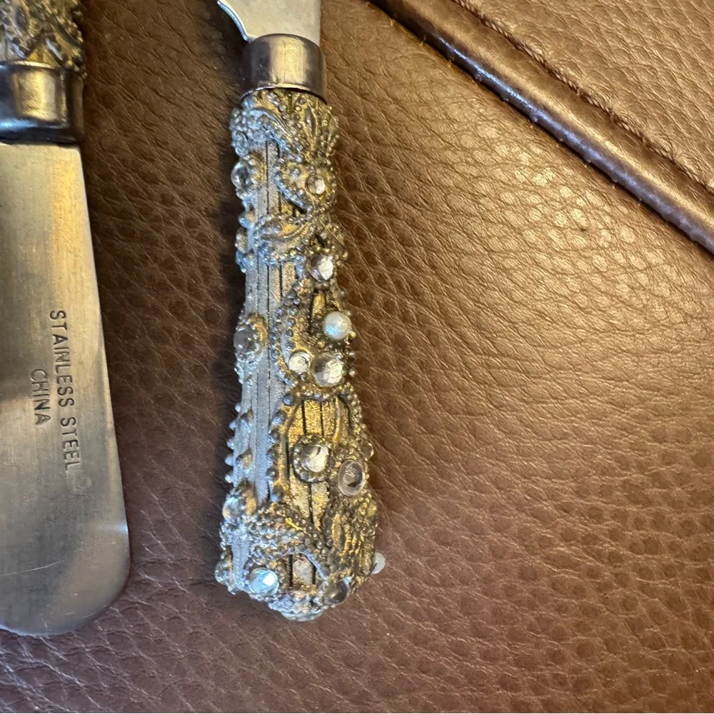 Vintage set of 4 ornate handled butter/cheese spread knives